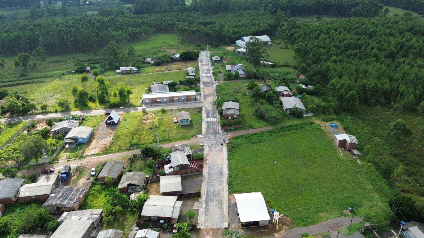 Área urbana e rural de Tabaí, com estrada asfaltada e entorno verde