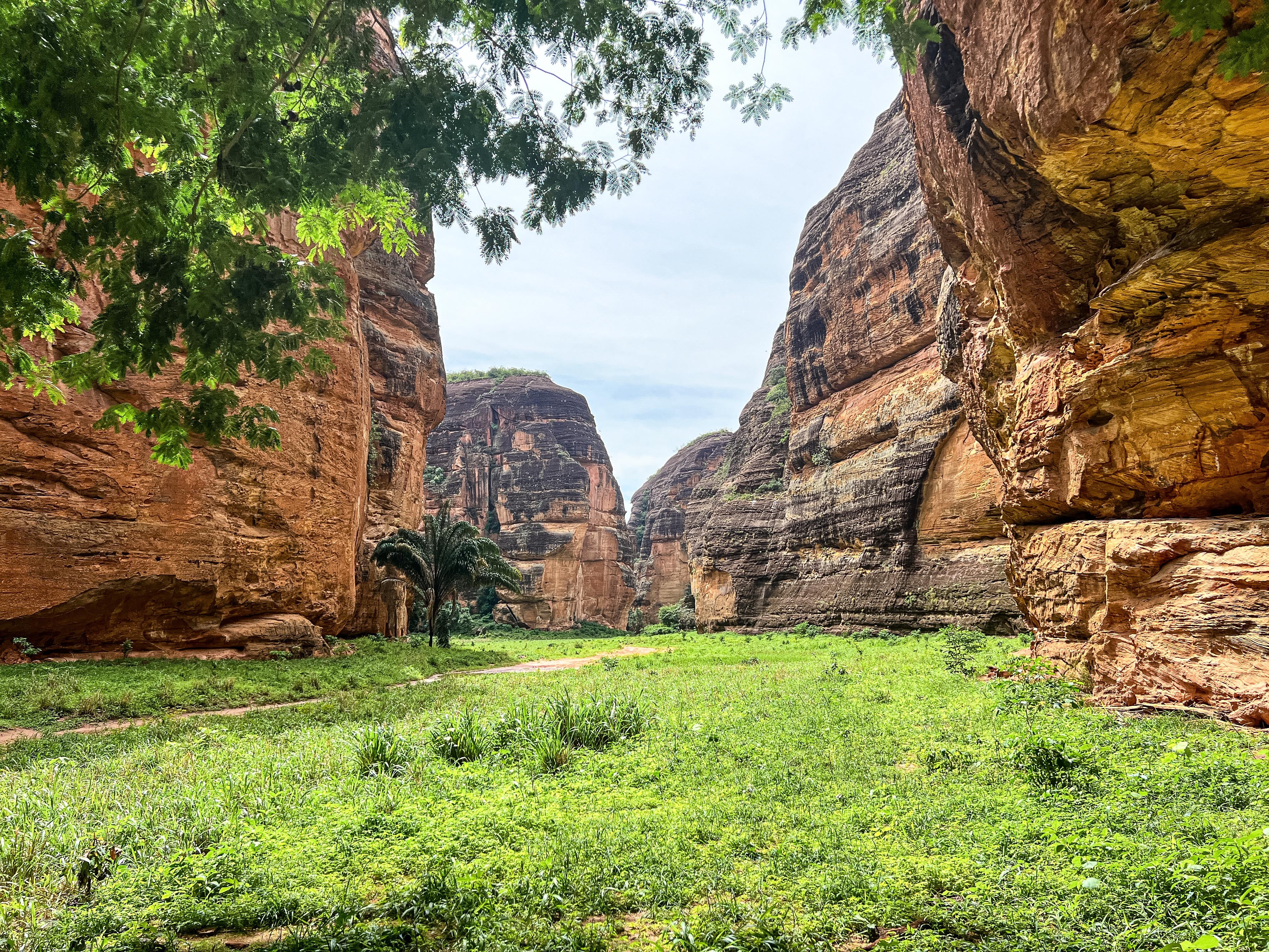Paisagem do Cerrado no sul do Piauí, com vegetação e afloramentos rochosos ao entardecer