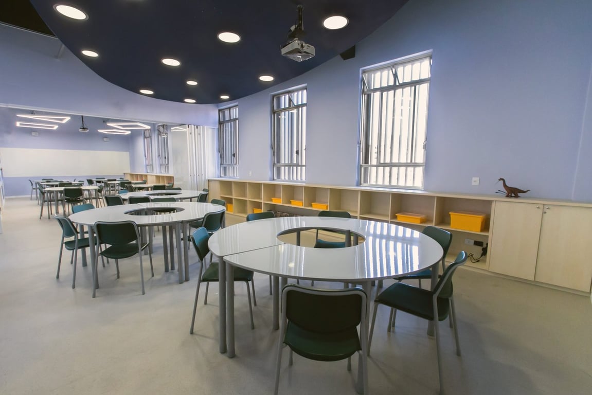 Sala de aula de ensino superior, ambiente moderno com iluminação natural