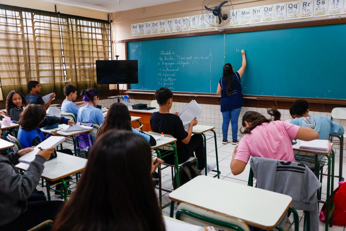 Ambiente escolar em sala de aula no Brasil