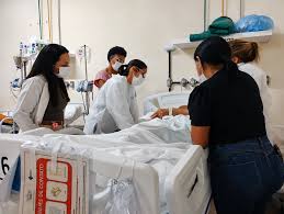 Equipe multiprofissional em atendimento humanizado