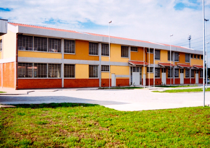 Fachada de prédio escolar, remetendo a ambiente de ensino superior