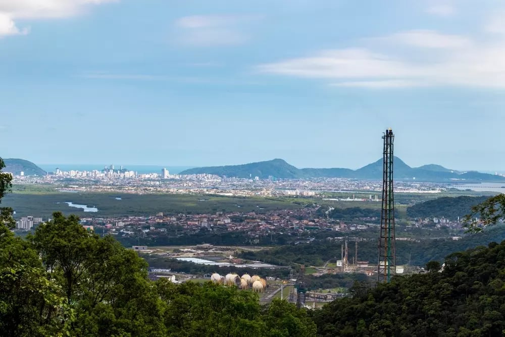 Vista de Cubatão SP com a Serra do Mar ao fundo
