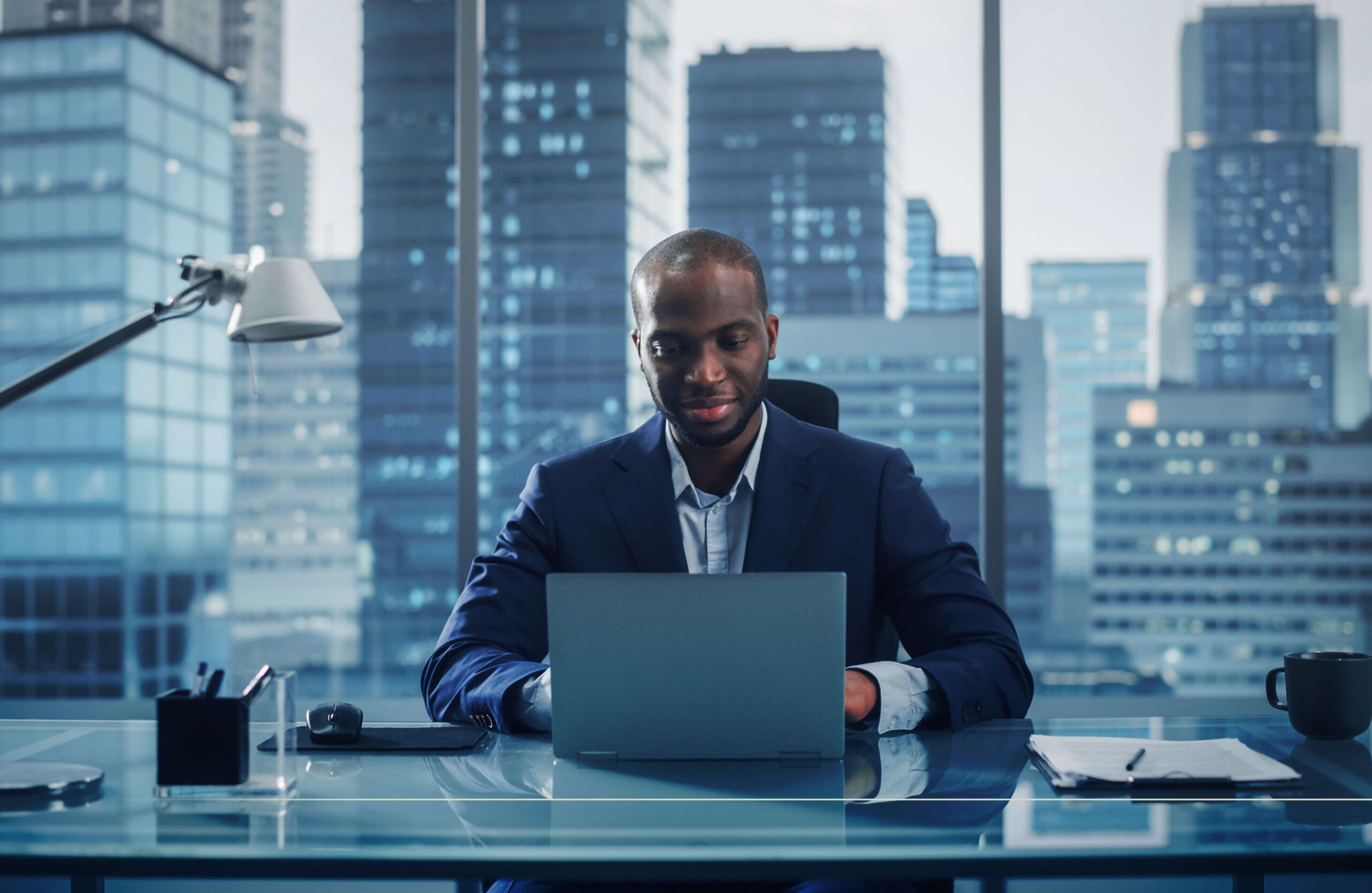 Ambiente de escritório moderno com profissional trabalhando em laptop, em contexto administrativo-jurídico