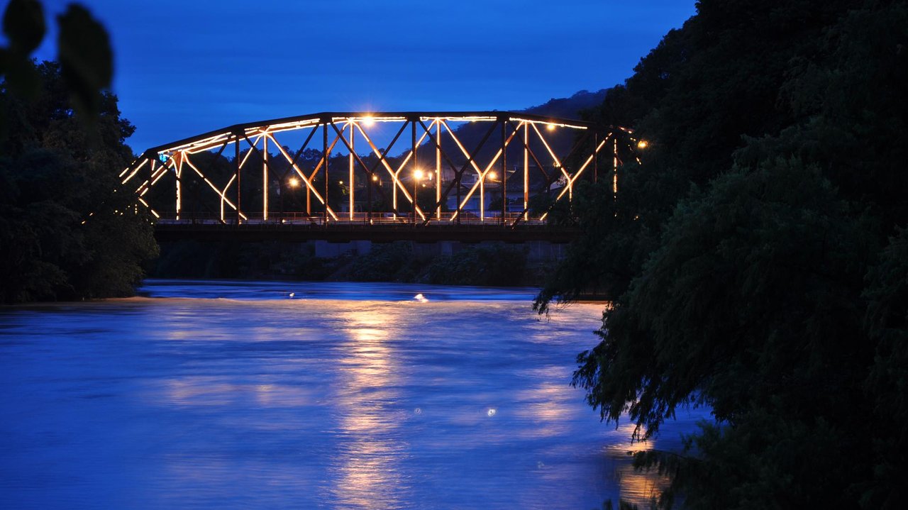 Ponte sobre o Rio Mogi Guaçu à noite