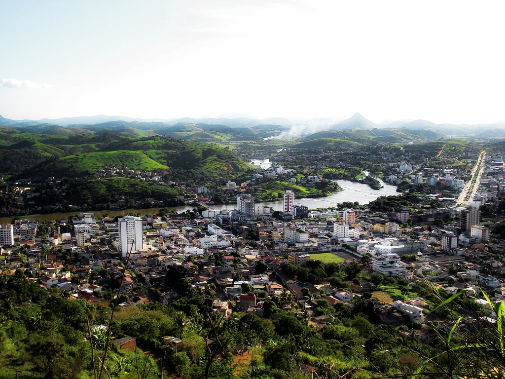Paisagem urbana de pequena cidade do interior do Paraná, céu aberto e área arborizada