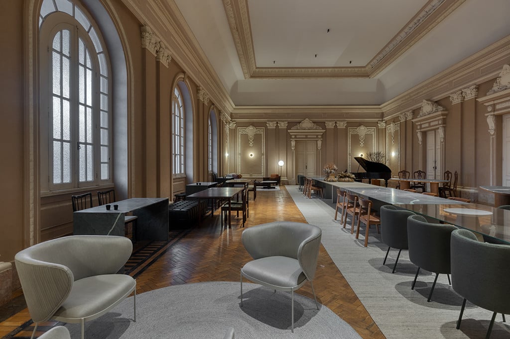 Sala de aula com carteiras organizadas e iluminação natural