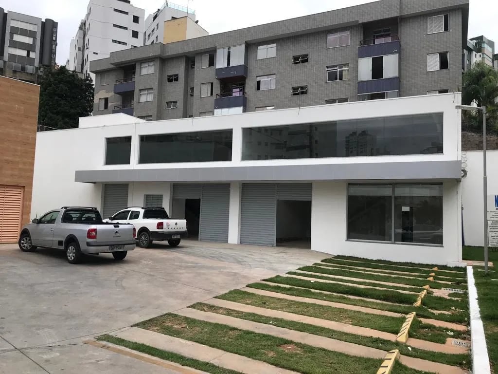 Vista urbana de cidade mineira, com prédios residenciais e via arterial em dia ensolarado