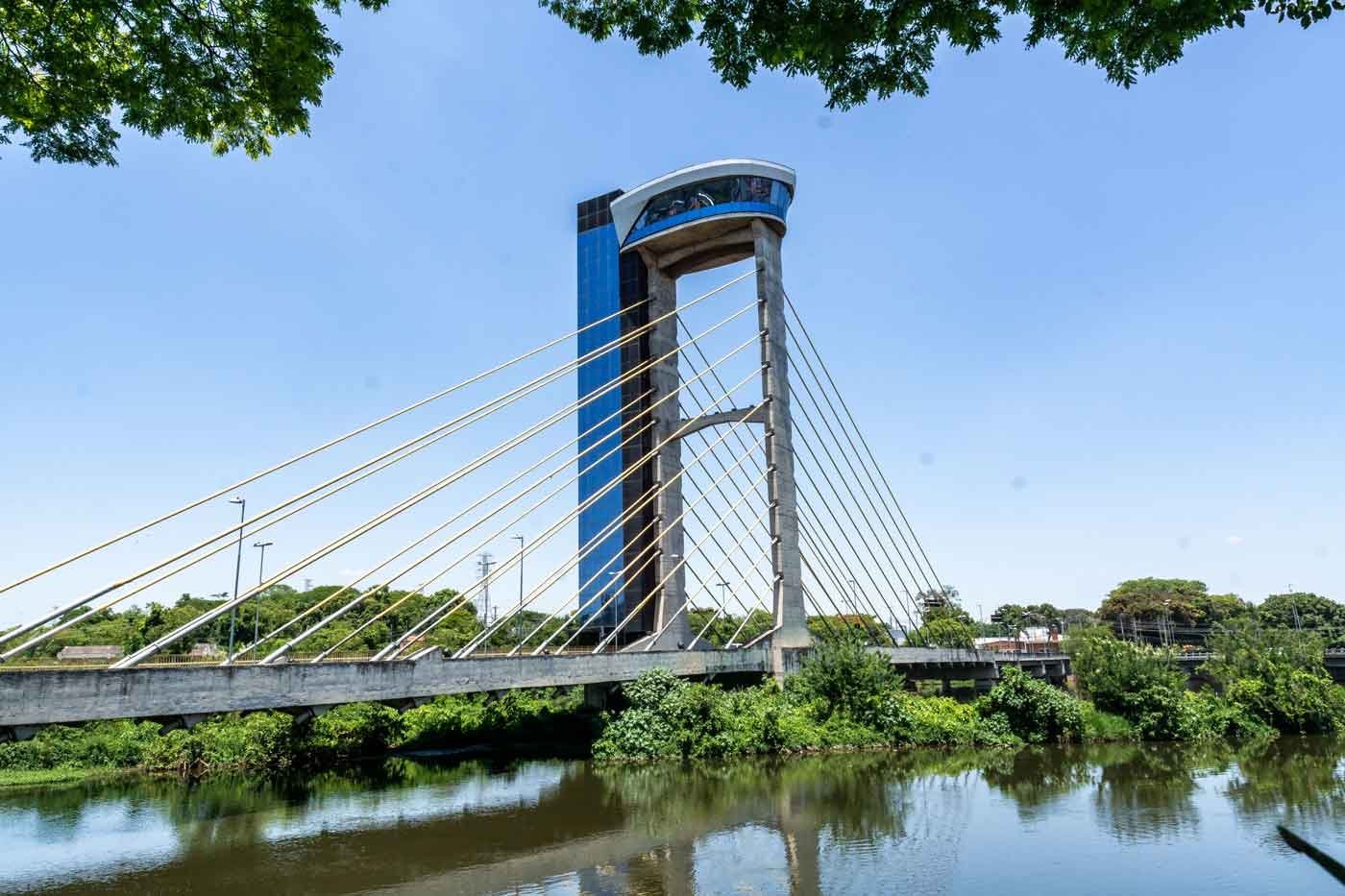 Paisagem de rio e ponte na região do Vale do Rio Doce MG
