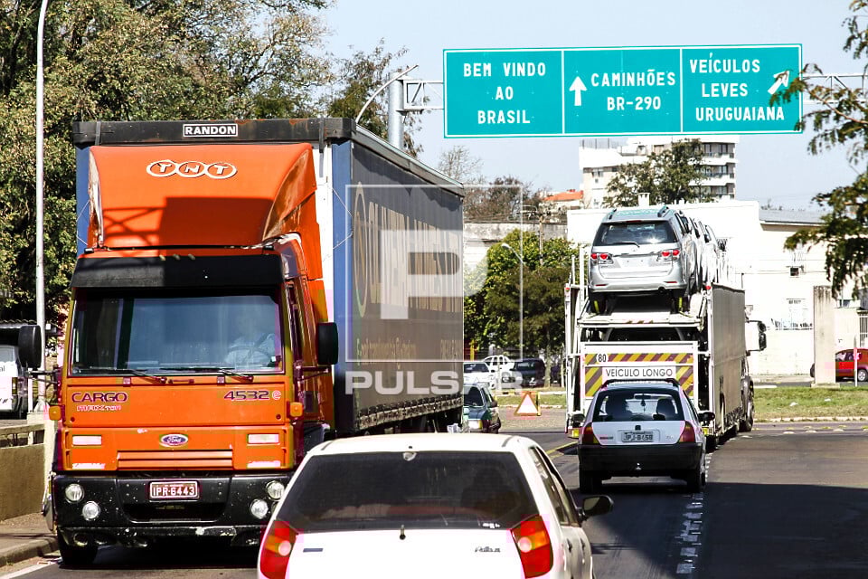 Rodovia federal ao entardecer, com veículos em movimento e céu dramático