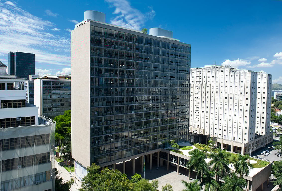 Prédio universitário moderno no Rio de Janeiro, representando ambientes de engenharia e computação