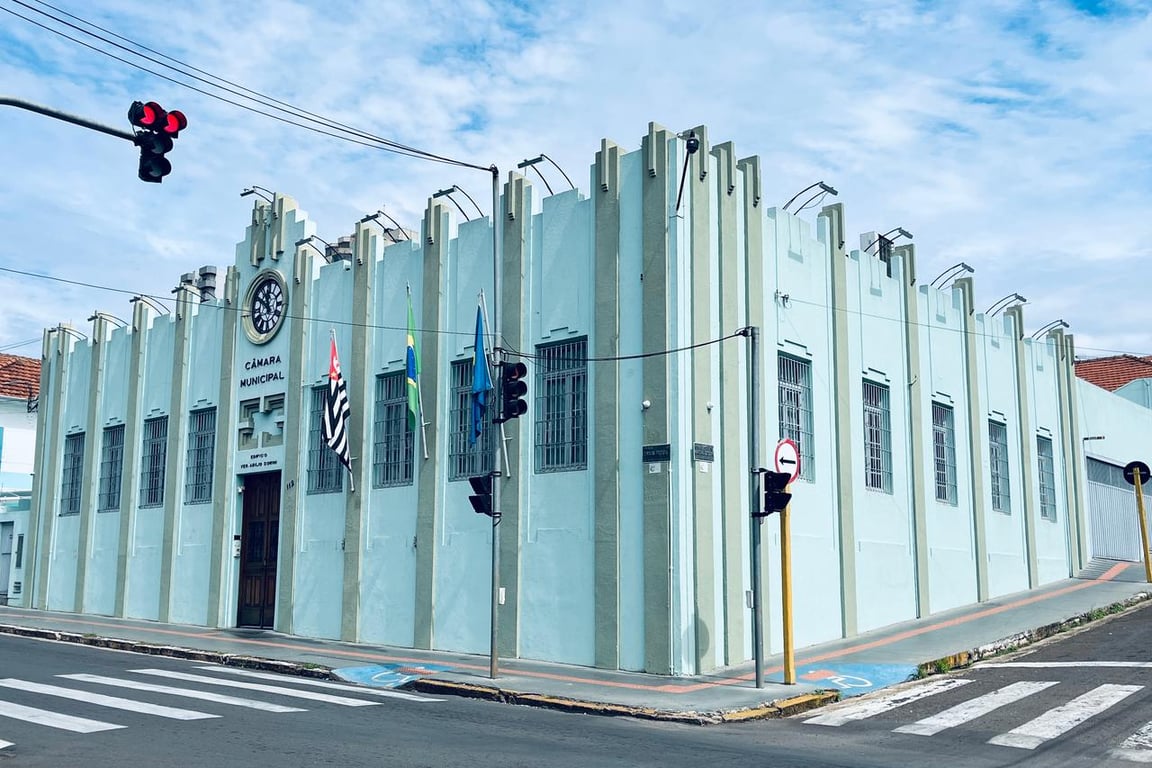 Fachada da Câmara Municipal de Botucatu, com bandeiras e arquitetura histórica