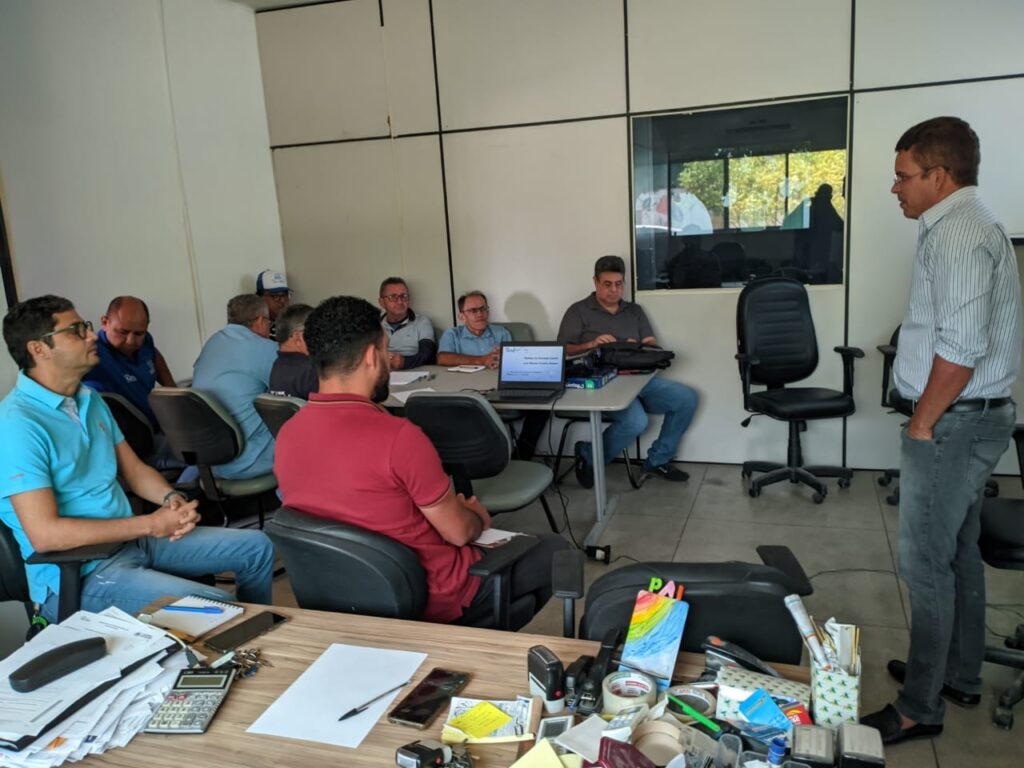 Ambiente administrativo moderno com equipe trabalhando em computadores