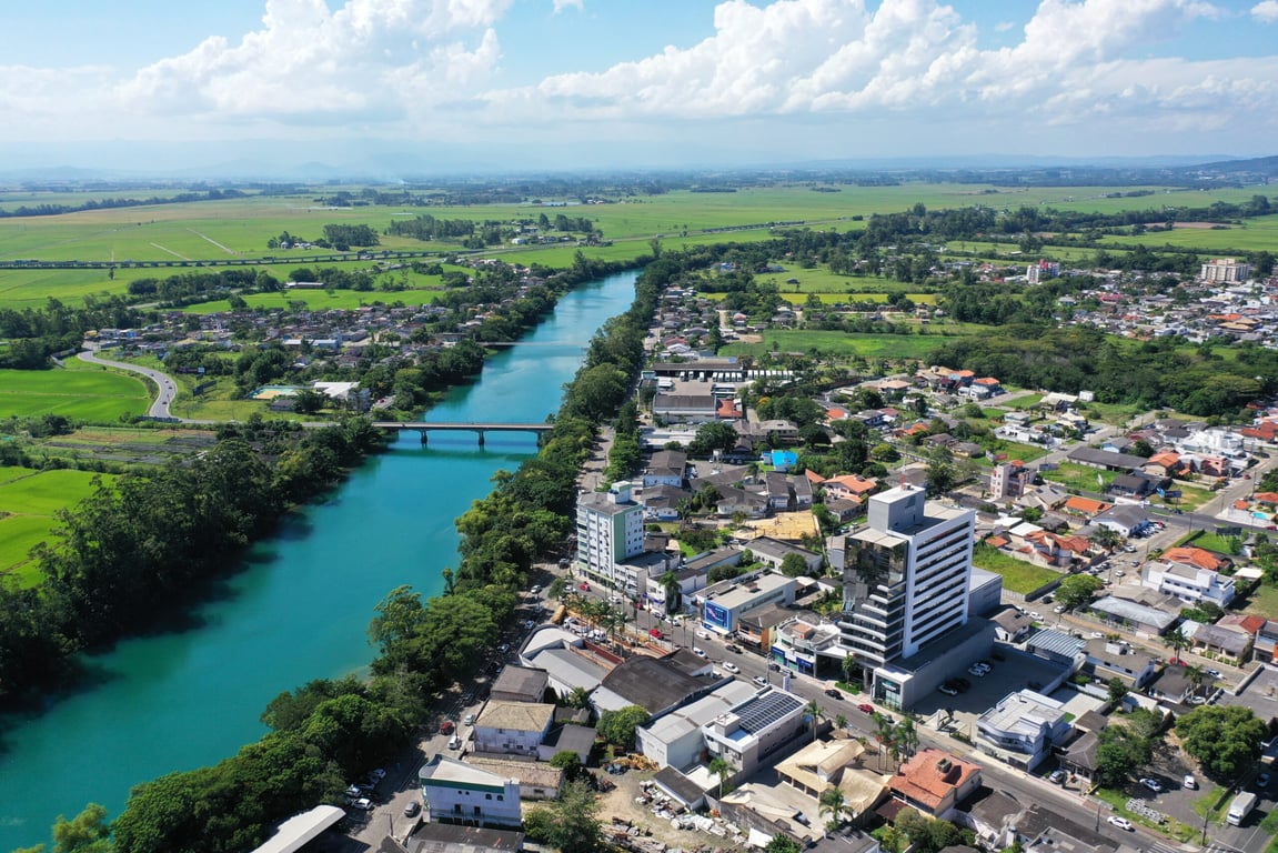 Vista aérea de Araranguá (SC), com o Rio Araranguá ao fundo