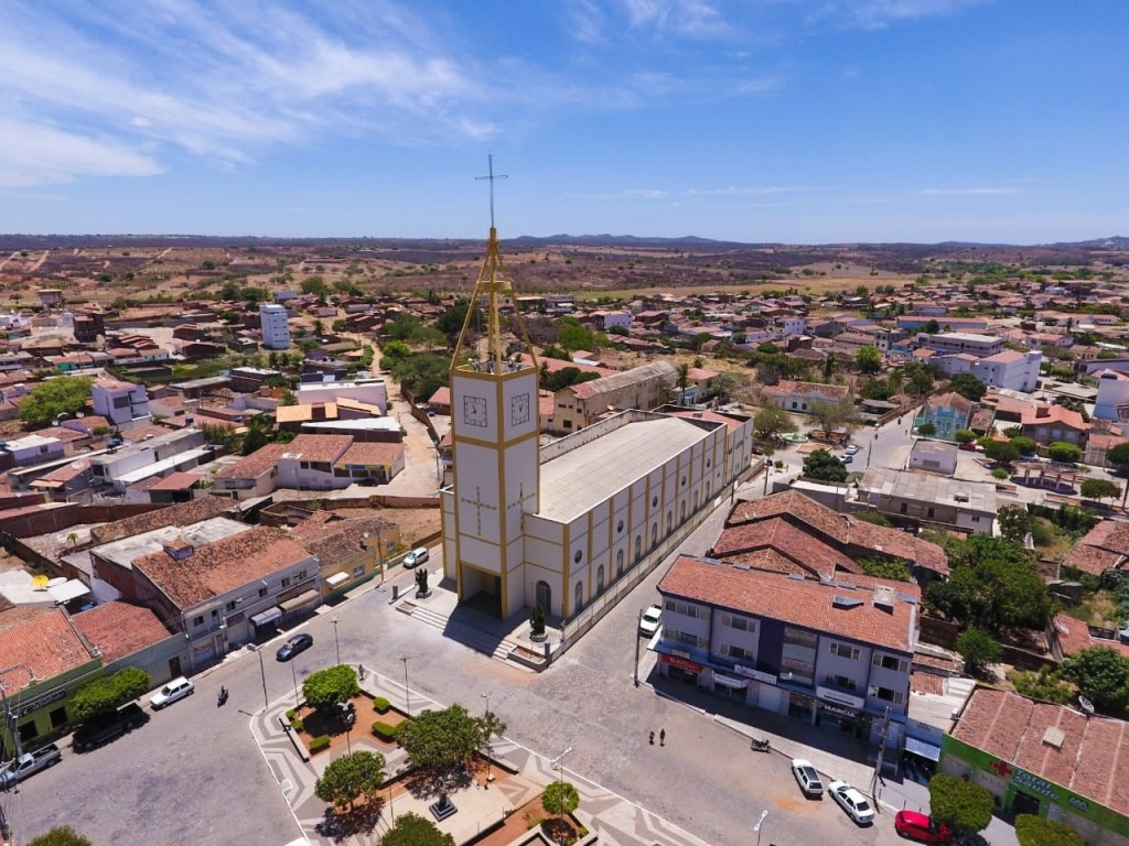 Vista aérea de Princesa Isabel PB, com igreja matriz e centro urbano ao fundo da Serra do Teixeira