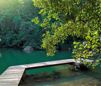 Panorama da Represa Paiva Castro em Mairiporã com áreas verdes e Serra da Cantareira ao fundo.