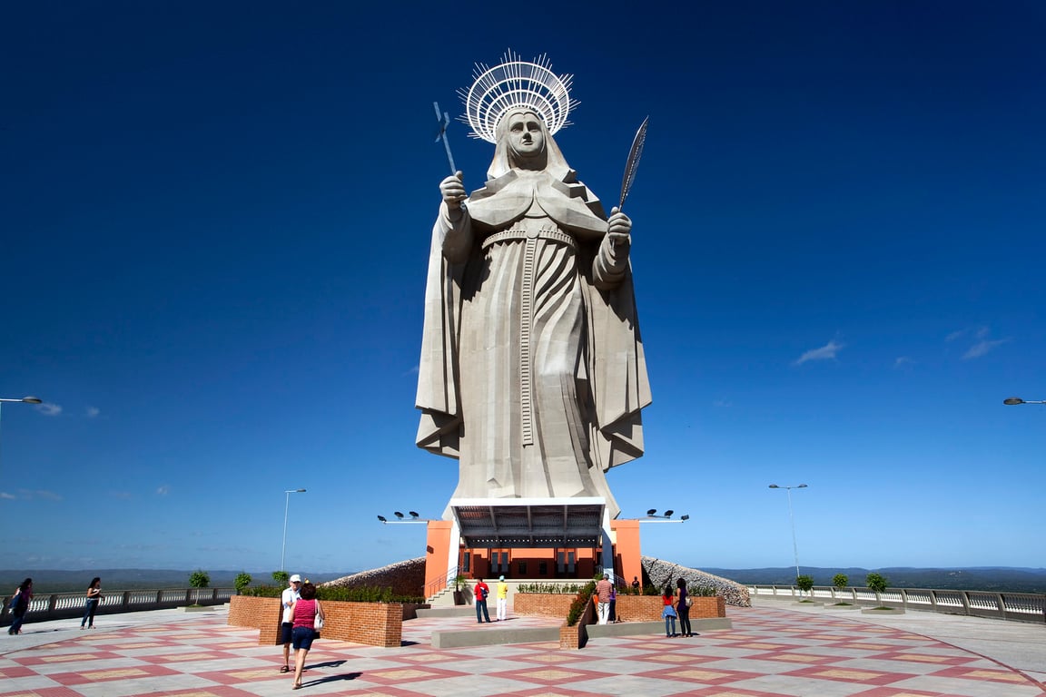 Santuário de Santa Rita de Cássia em Santa Cruz RN, cartão‑postal do Trairi, com céu azul ao fundo