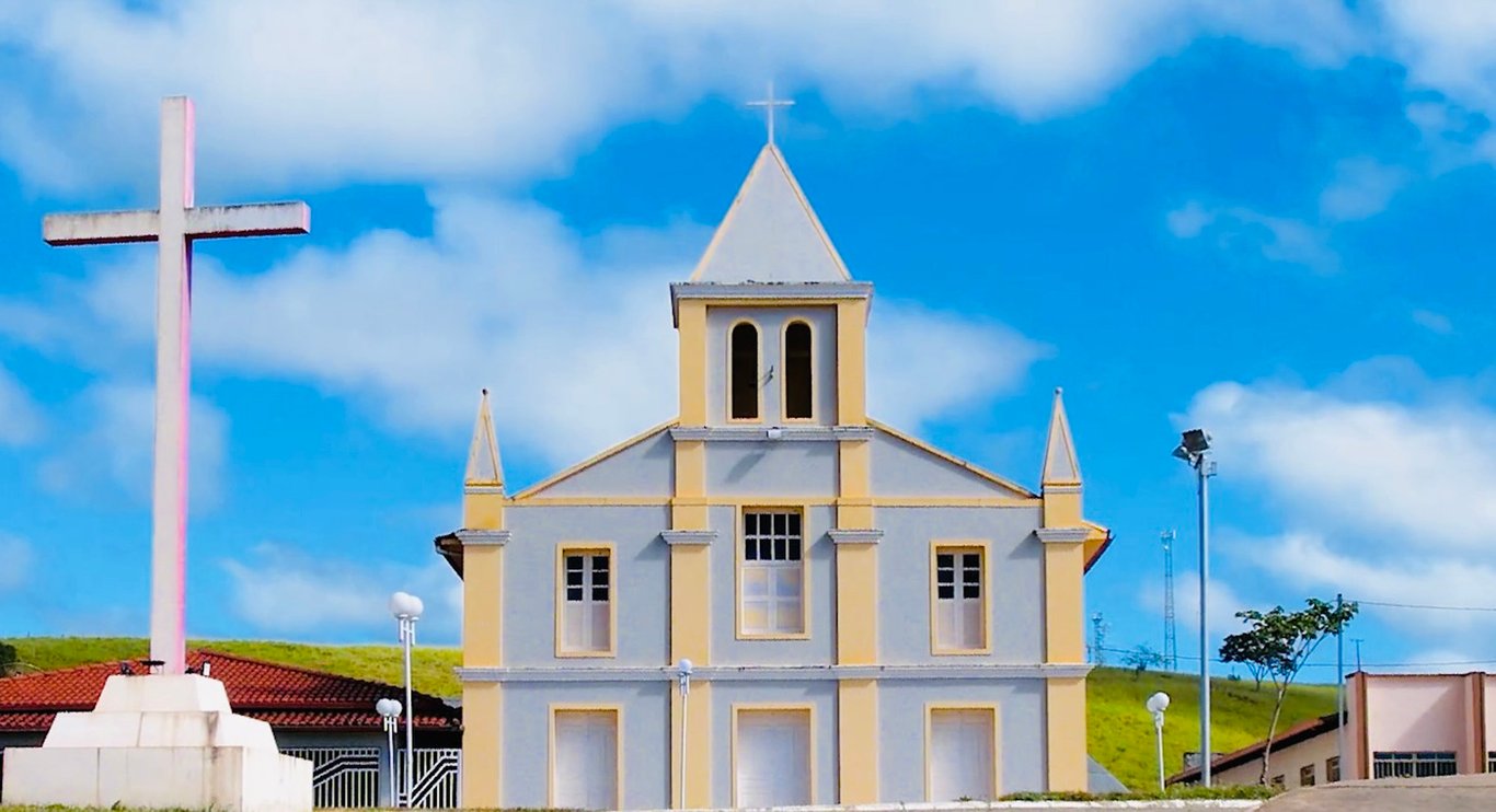 Igreja e praça no interior do Piauí