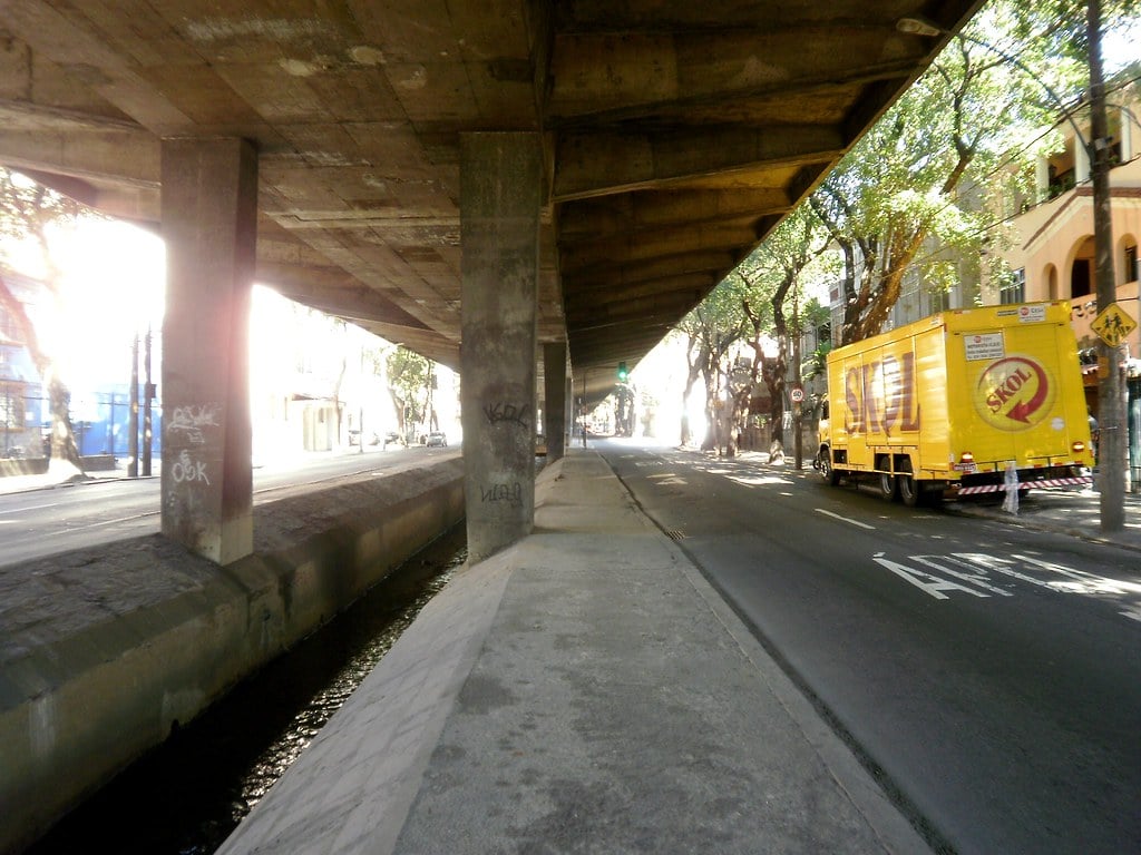 Cena urbana no Rio Comprido, sob viaduto
