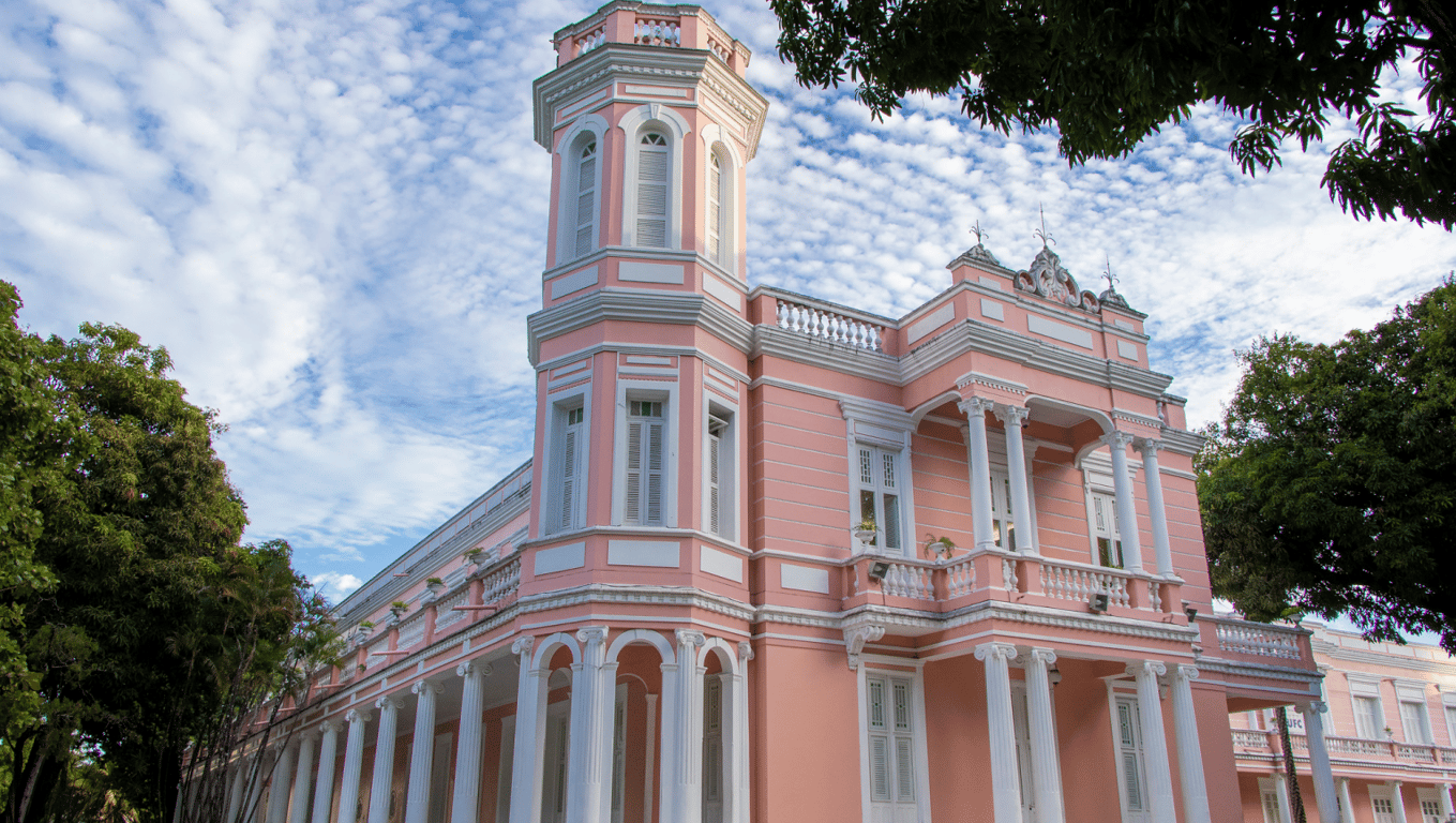Fachada de prédio da UFC em Fortaleza, em dia ensolarado