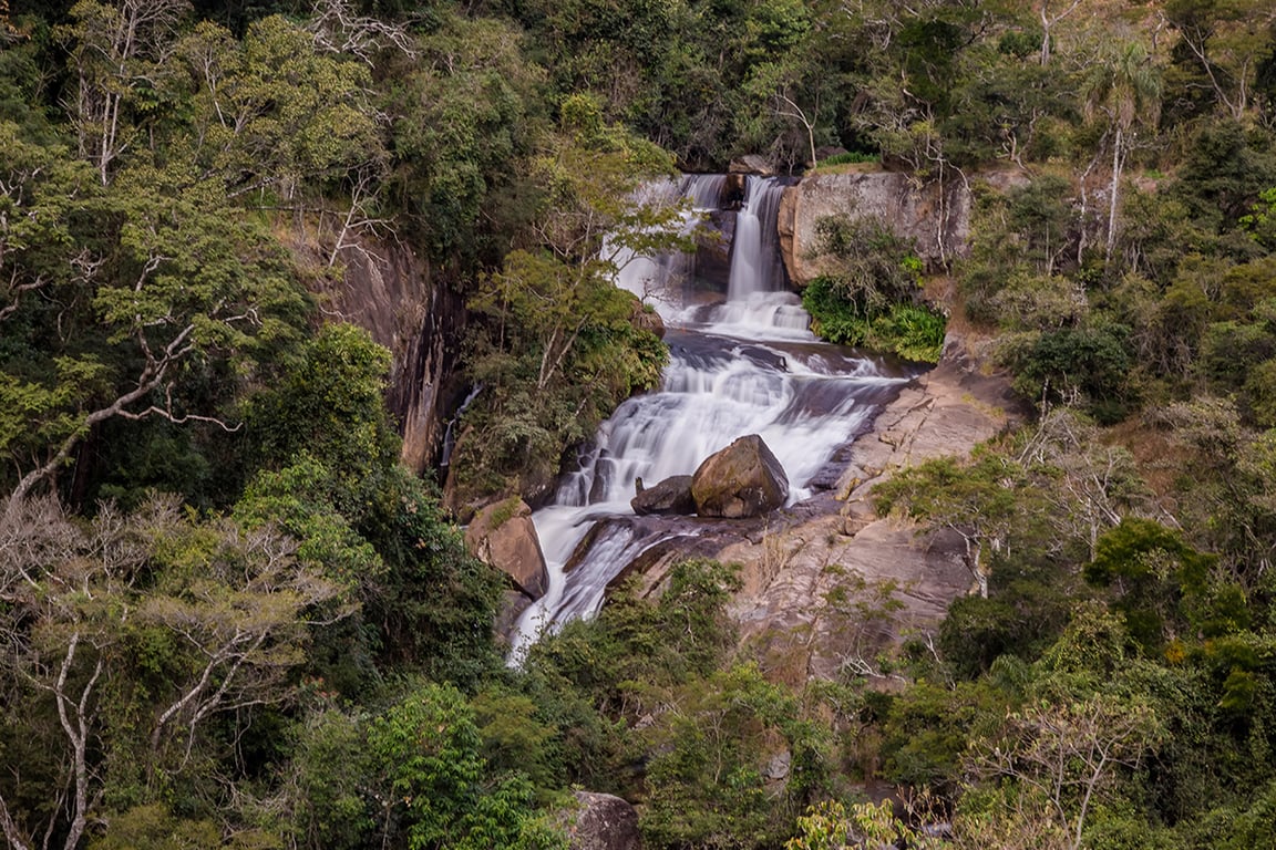 Cachoeira e montanhas na Serra da Mantiqueira, região onde está Paraisópolis MG