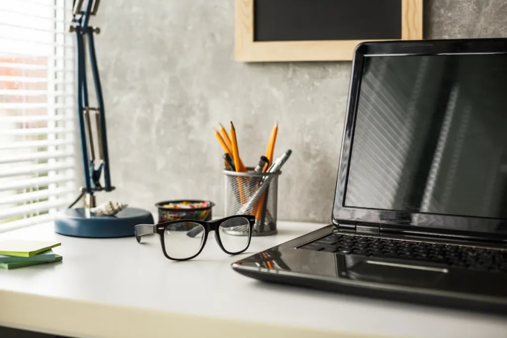Mesa de escritório com documentos e laptop
