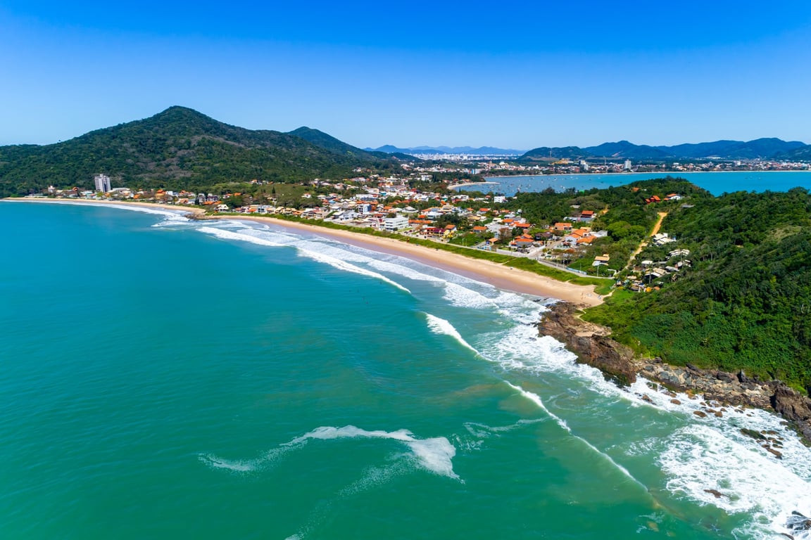 Vista aérea da orla de Penha, com praias e mar ao fundo