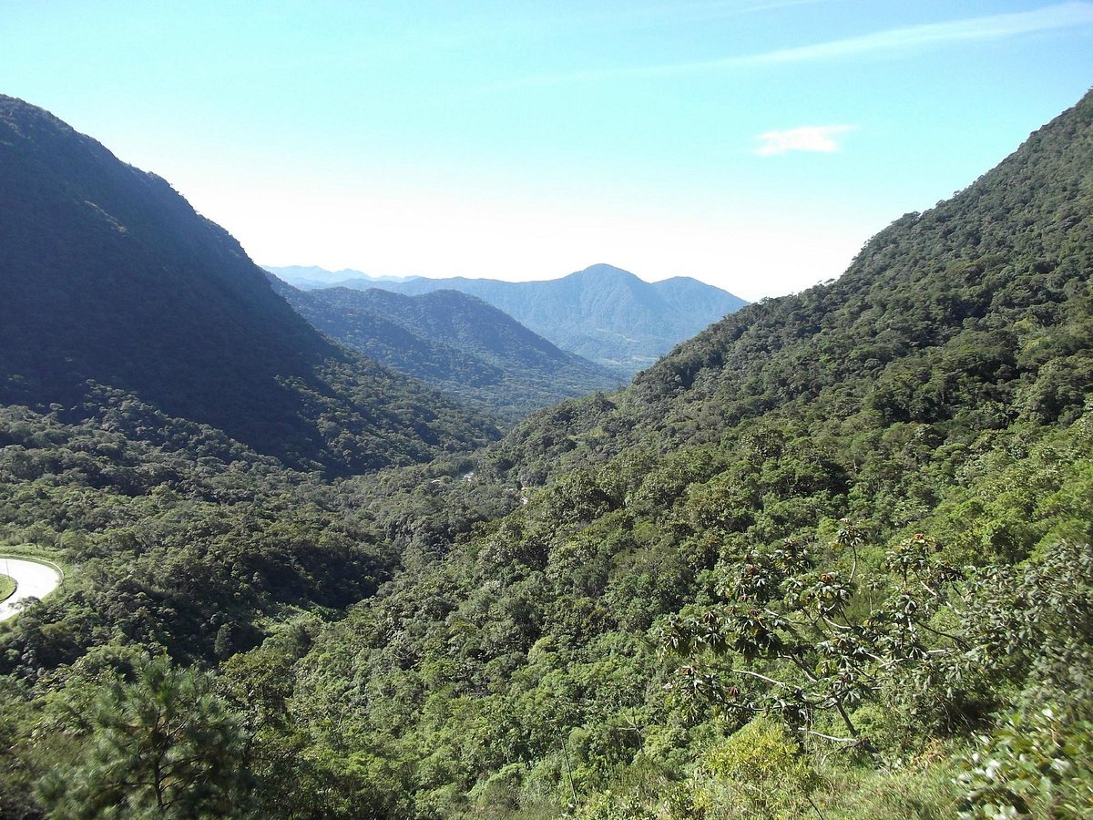 Serra Dona Francisca em Santa Catarina, paisagem de montanhas e Mata Atlântica ao pôr do sol
