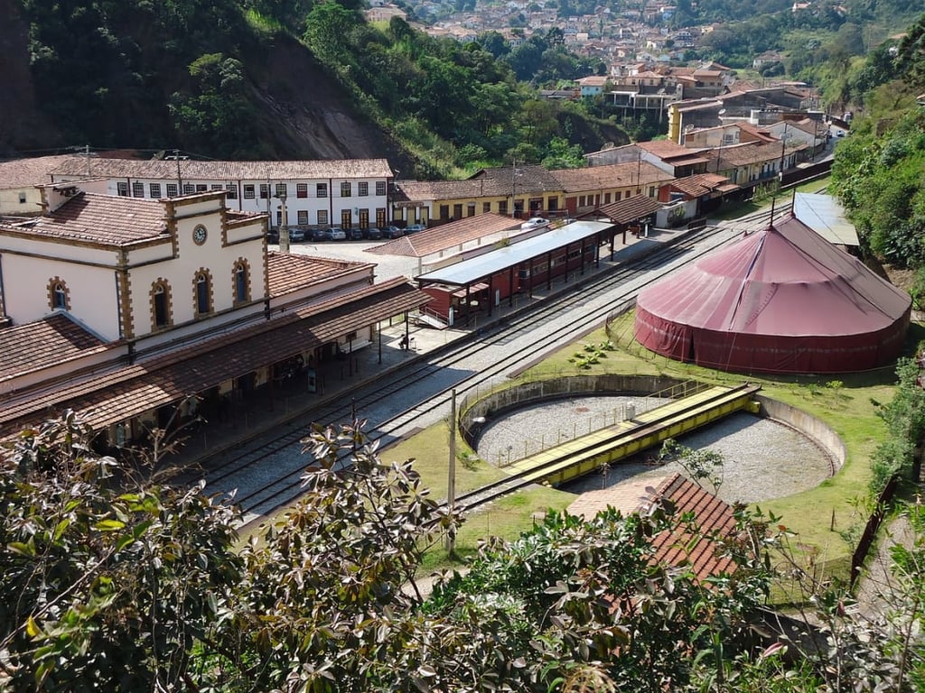 Panorâmica da área ferroviária e urbana de Santos Dumont MG, patrimônio ligado à história do transporte e do turismo na região.