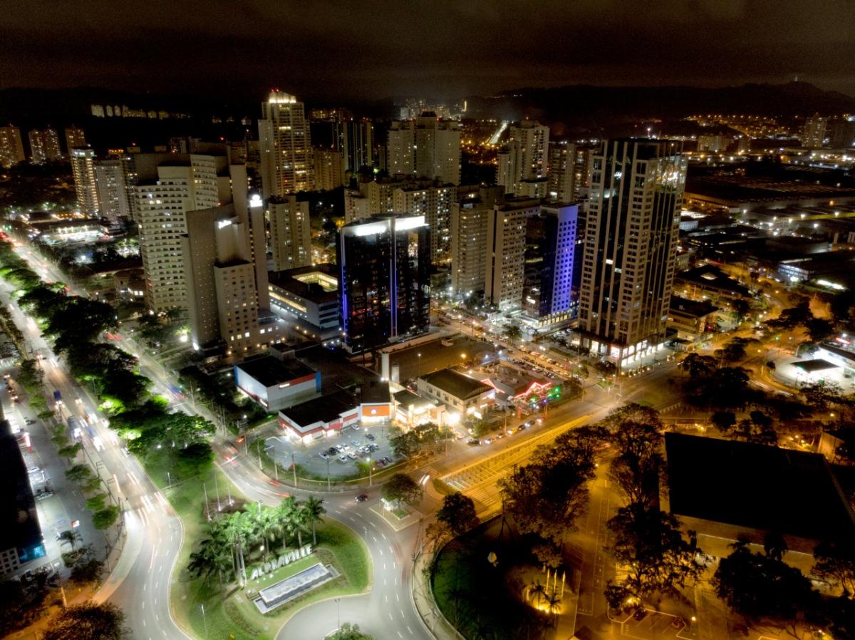 Skyline de Alphaville ao entardecer, com prédios comerciais e vias movimentadas