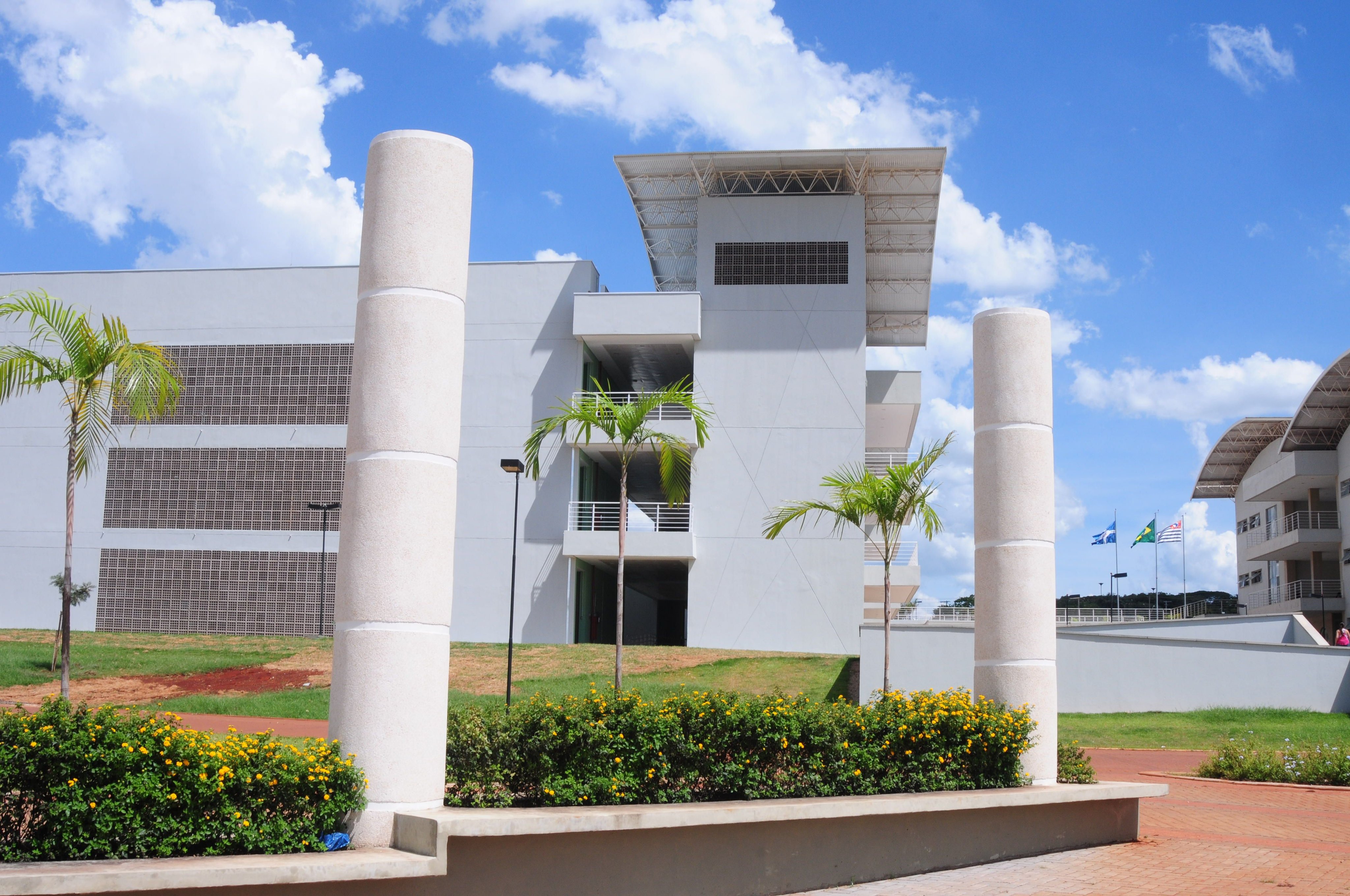 Fachada da FCA/Unicamp em Limeira SP, com área externa arborizada
