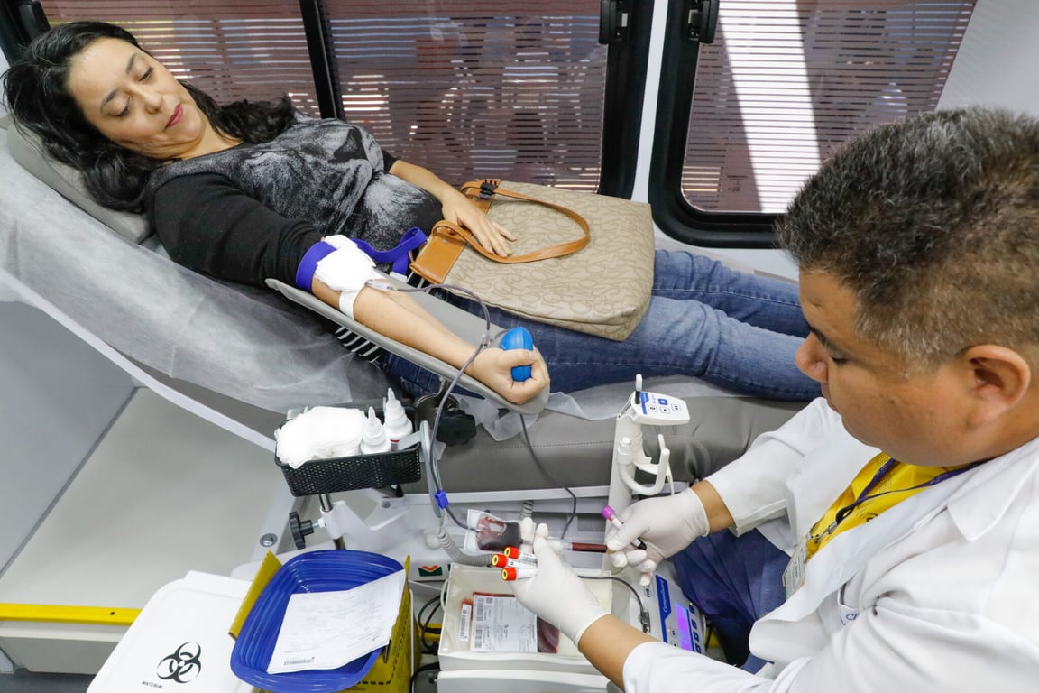 Profissional de saúde coletando sangue em ambiente moderno de hemocentro