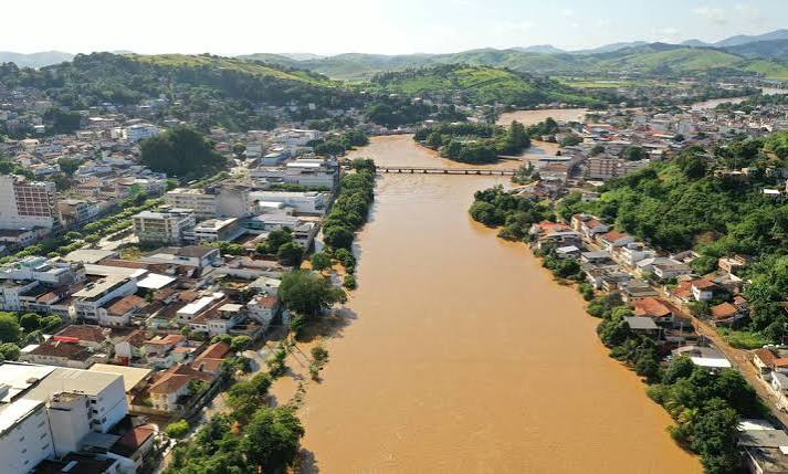 Vista aérea de Muriaé MG com o rio Muriaé ao centro