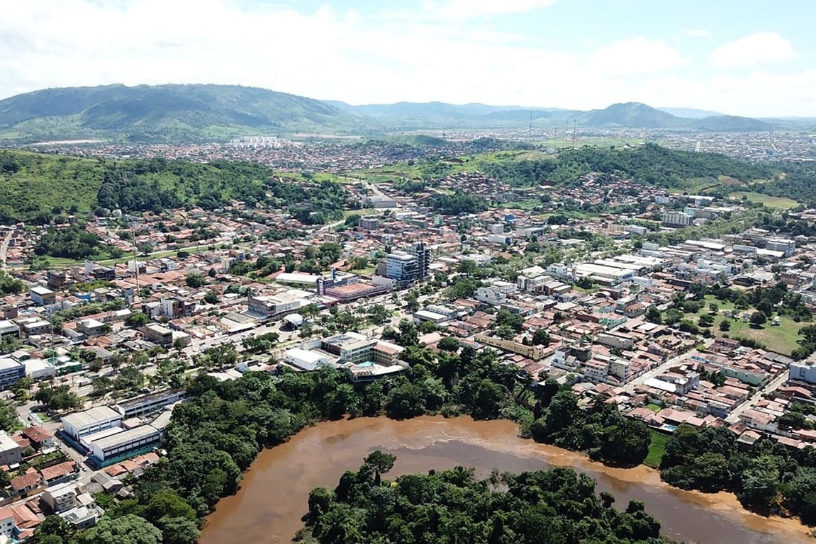 Vista aérea de Parauapebas, com integração entre cidade e áreas verdes