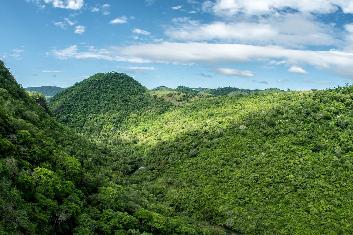 Serra da Bodoquena, área de mata e morros com céu parcialmente nublado.