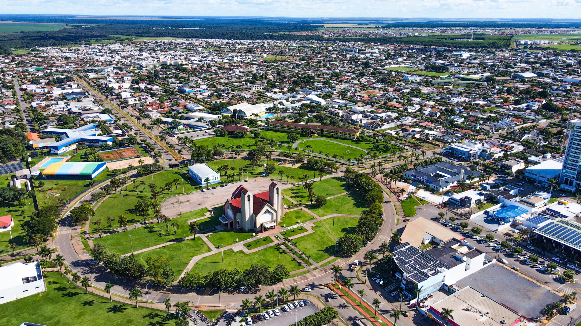 Vista aérea de Lucas do Rio Verde, com áreas urbanas e agrícolas ao fundo