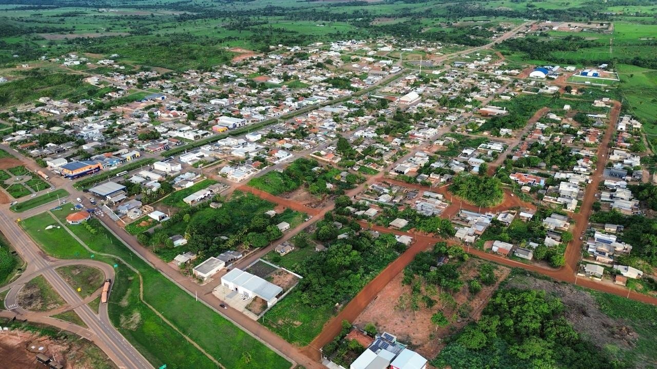 Vista aérea urbana de cidade do interior paulista com áreas verdes e malha viária ao entardecer
