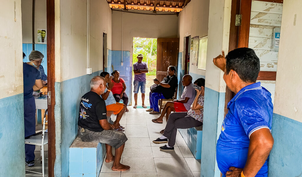 Equipe de saúde da família em unidade básica atendendo pacientes no interior da Amazônia