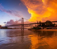 Ponte Hercílio Luz ao entardecer, Florianópolis, sede de lotação do concurso CIDASC SC