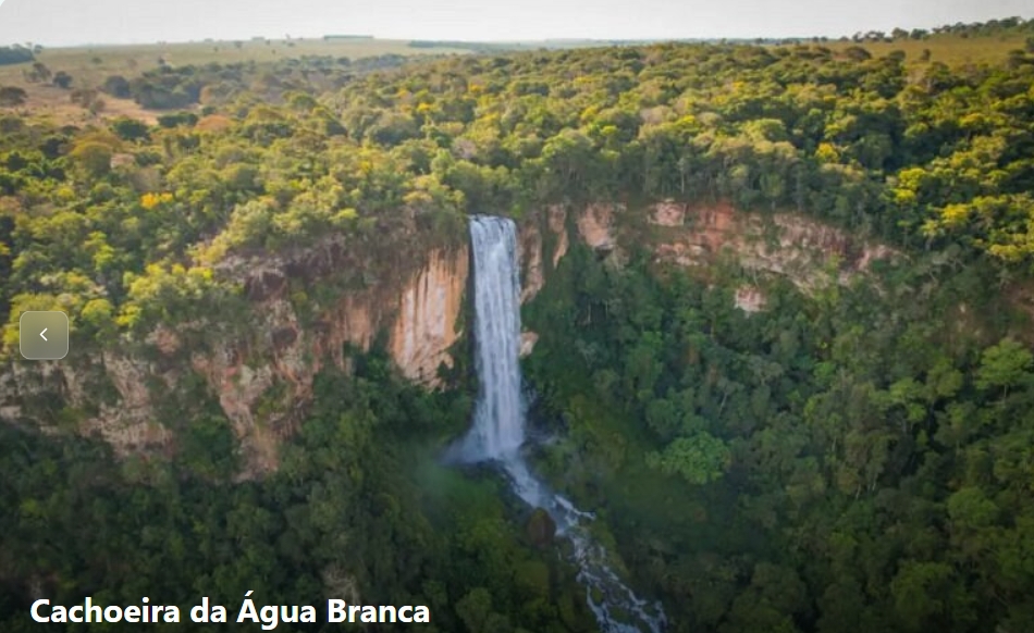 Cachoeira em Pedro Gomes MS, cercada por vegetação do Cerrado