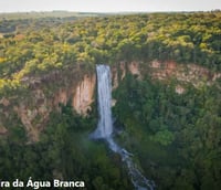 Cachoeira em Pedro Gomes MS, cercada por vegetação do Cerrado