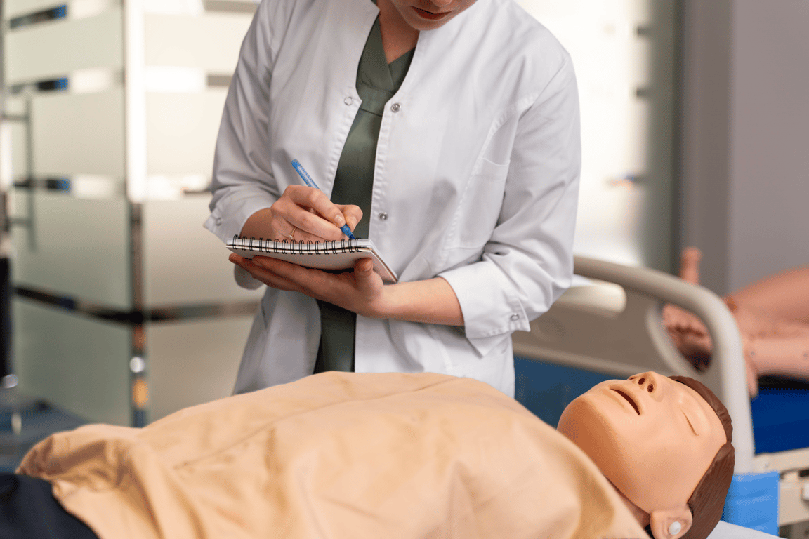 Ambiente de laboratório e simulação clínica com equipamentos e profissional de saúde