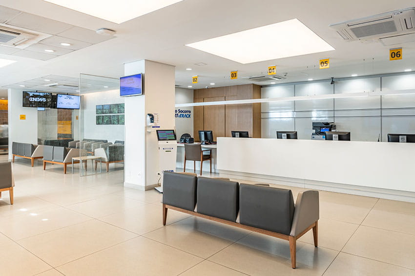 Recepção hospitalar com atendimento organizado e acolhedor