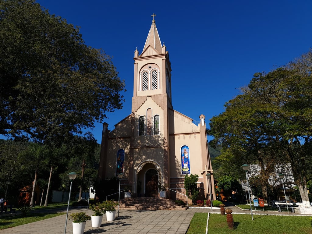 Igreja e paisagem urbana de pequena cidade no interior do RS