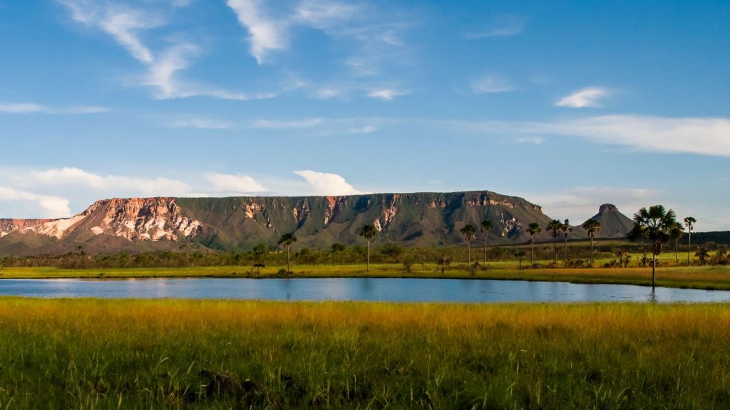 Paisagem do Cerrado em Mato Grosso, com serras e vegetação típica ao entardecer