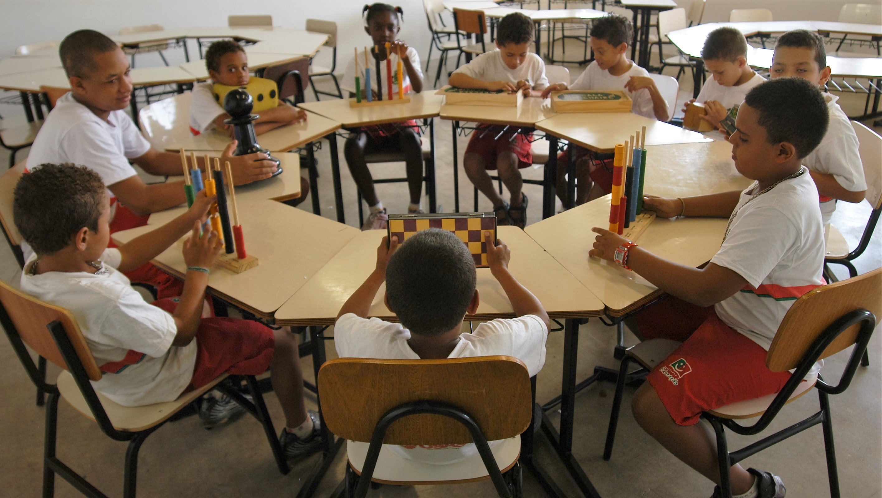 Sala de aula do ensino fundamental com alunos e materiais pedagógicos