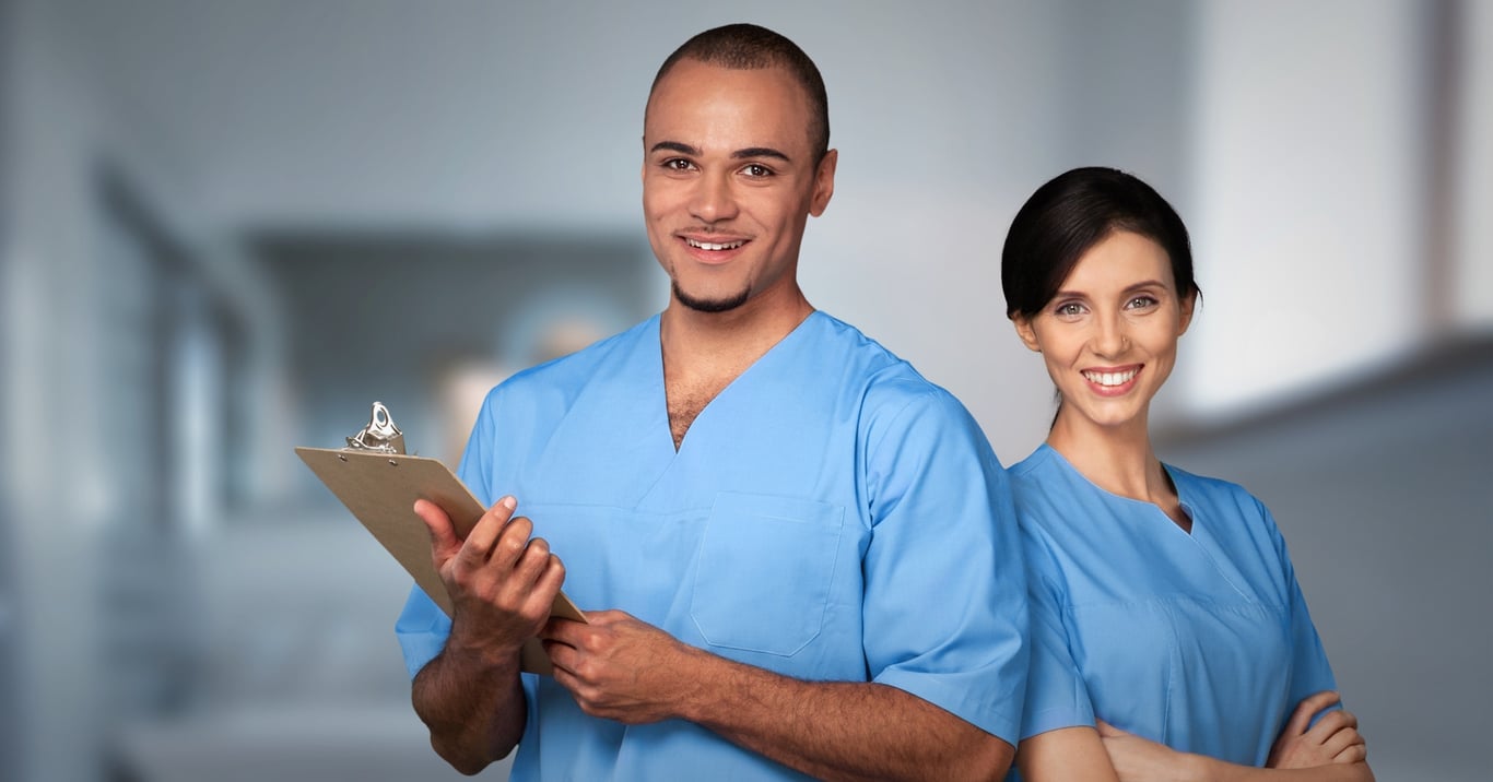 Profissionais de enfermagem em unidade de saúde