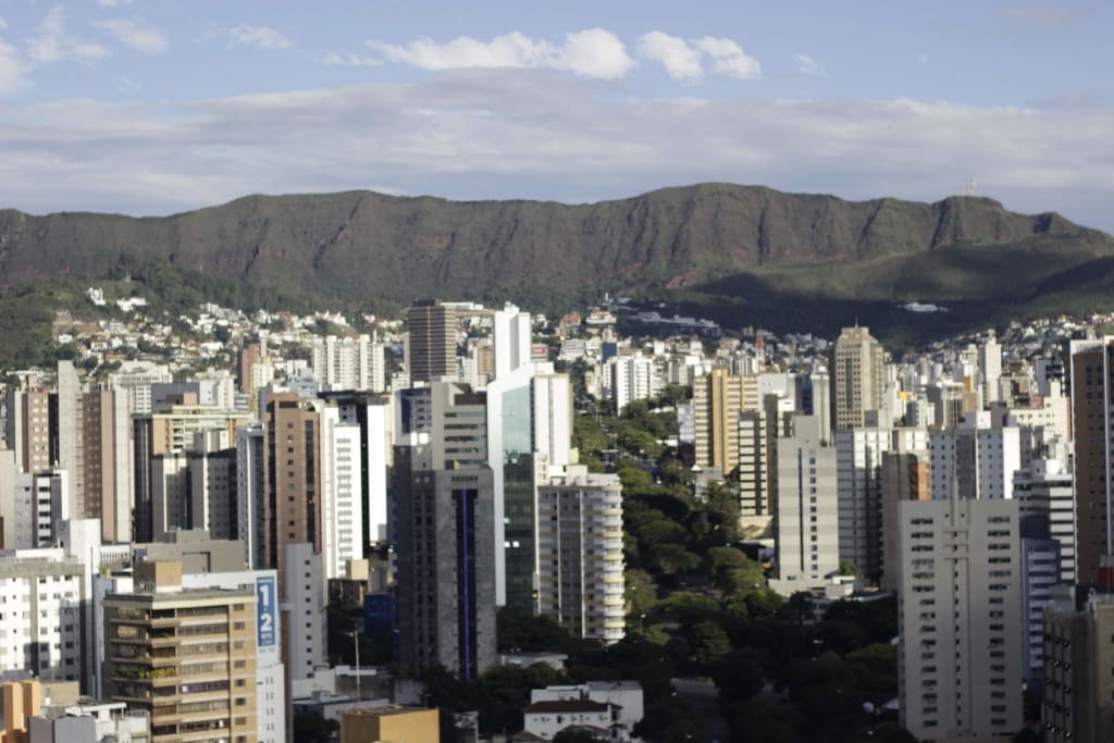 Vista aérea de Belo Horizonte com a Serra do Curral ao fundo