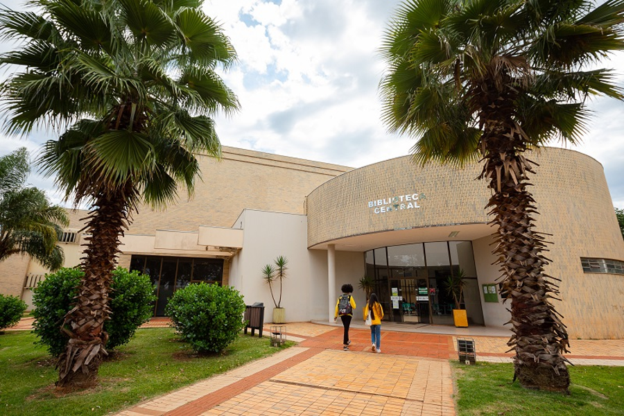 Campus da UFGD, com Biblioteca Central e áreas verdes