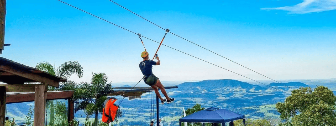 Vista da Cuesta de Botucatu ao entardecer, com a cidade em primeiro plano